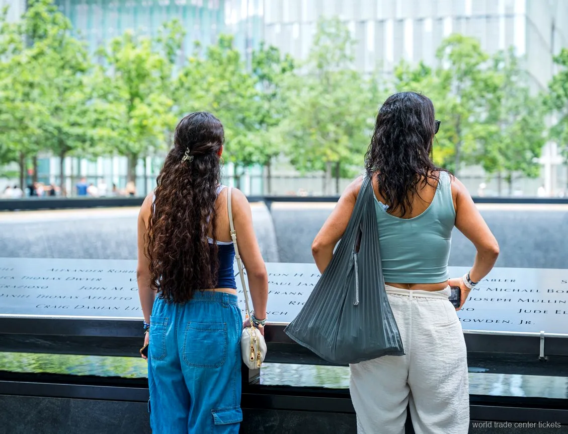 Reflecting pool van het 9/11 Memorial bezocht tijdens de rondleiding