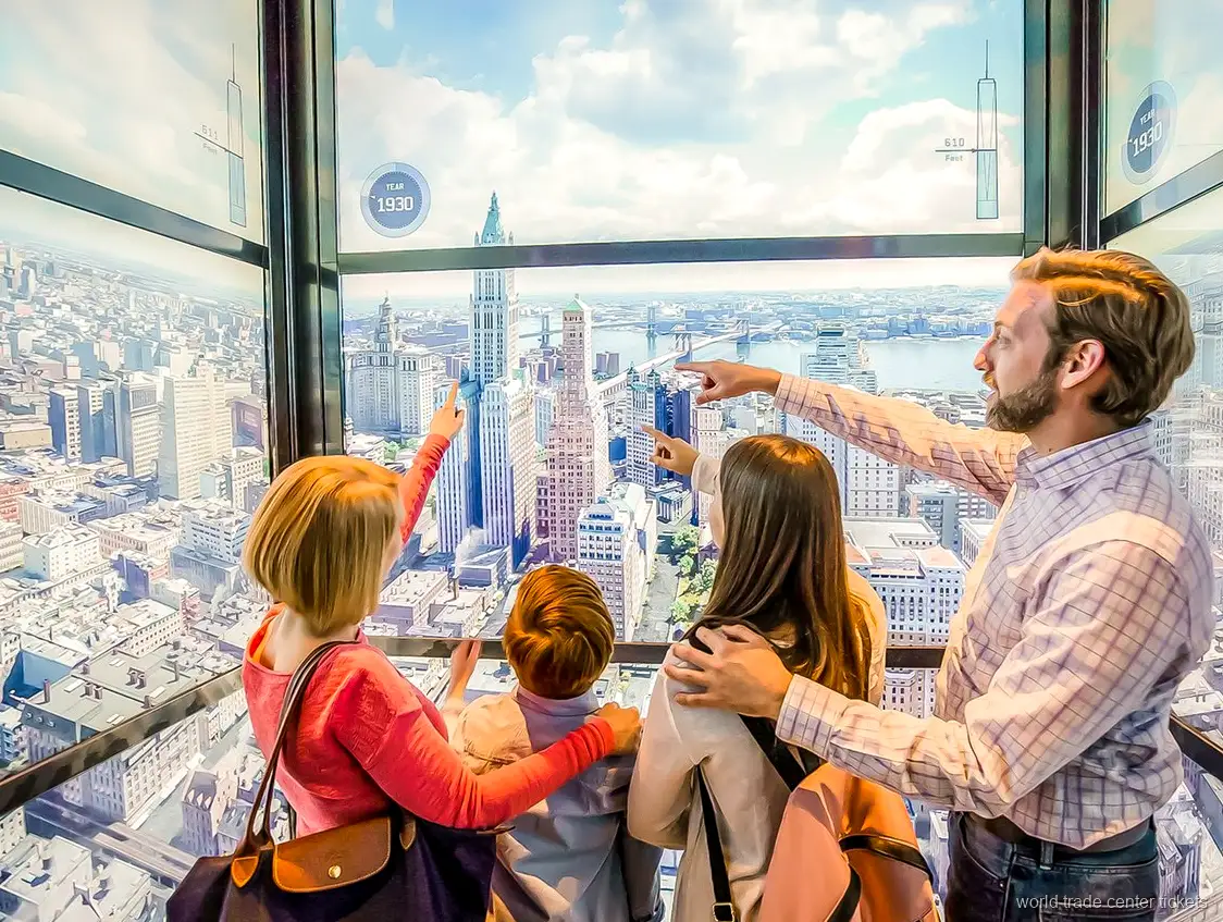Torre One World Trade Center vista a partir da entrada do ingresso do One World Observatory